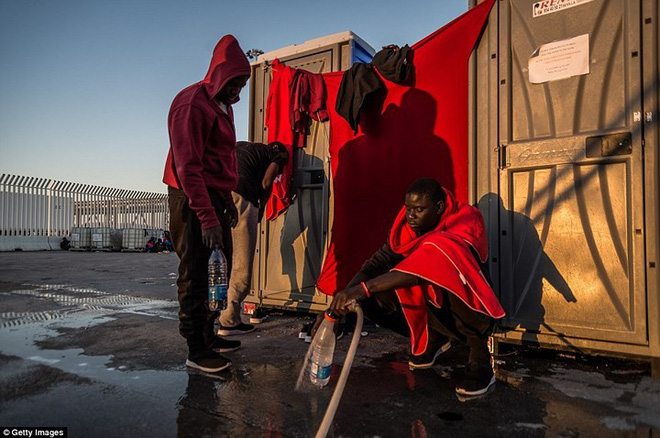 Ảnh: Cuộc sống vạ vật của hàng trăm người tị nạn ở Tây Ban Nha