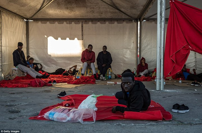 Ảnh: Cuộc sống vạ vật của hàng trăm người tị nạn ở Tây Ban Nha