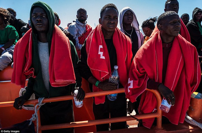 Ảnh: Cuộc sống vạ vật của hàng trăm người tị nạn ở Tây Ban Nha