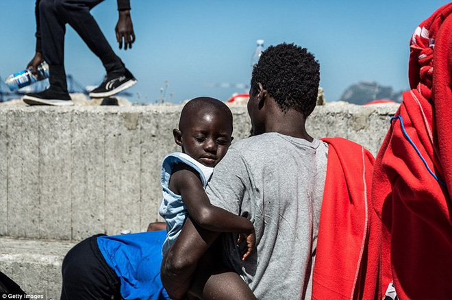 Ảnh: Cuộc sống vạ vật của hàng trăm người tị nạn ở Tây Ban Nha