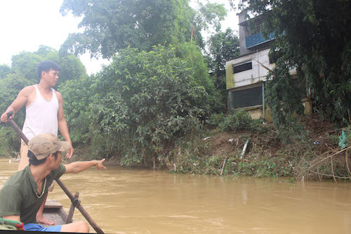 Hàng chục gia đình không dám ngủ vì lo nhà sạt ở Nghệ An