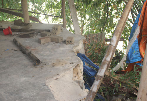 Hàng chục gia đình không dám ngủ vì lo nhà sạt ở Nghệ An