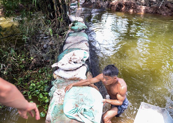 Sạt đê bối, người Hà Nam chèo thuyền chẳng khác gì Chương Mỹ