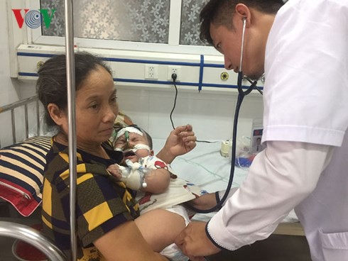 Trẻ mắc sởi bị biến chứng nguy kịch do chưa tiêm phòng