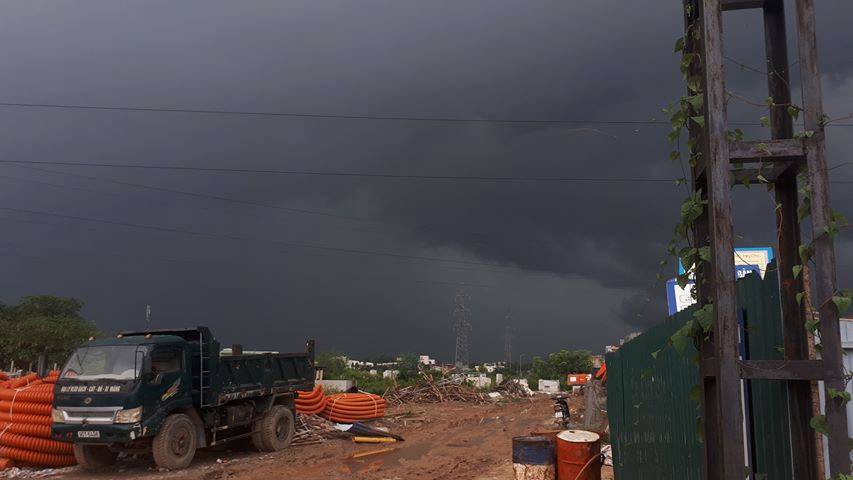 Hà Nội: Mây đen đang phủ kín bầu trời như trong phim viễn tưởng