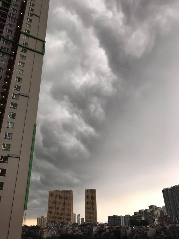 Hà Nội: Mây đen đang phủ kín bầu trời như trong phim viễn tưởng