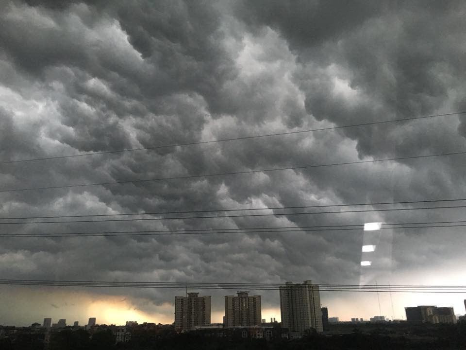 Hà Nội: Mây đen đang phủ kín bầu trời như trong phim viễn tưởng