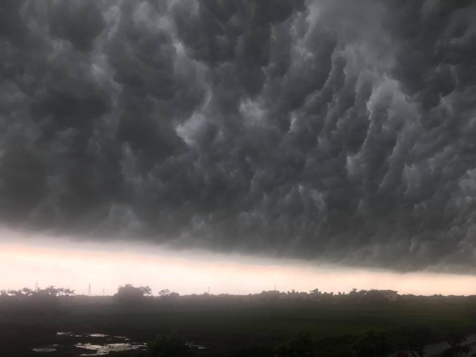 Hà Nội: Mây đen đang phủ kín bầu trời như trong phim viễn tưởng