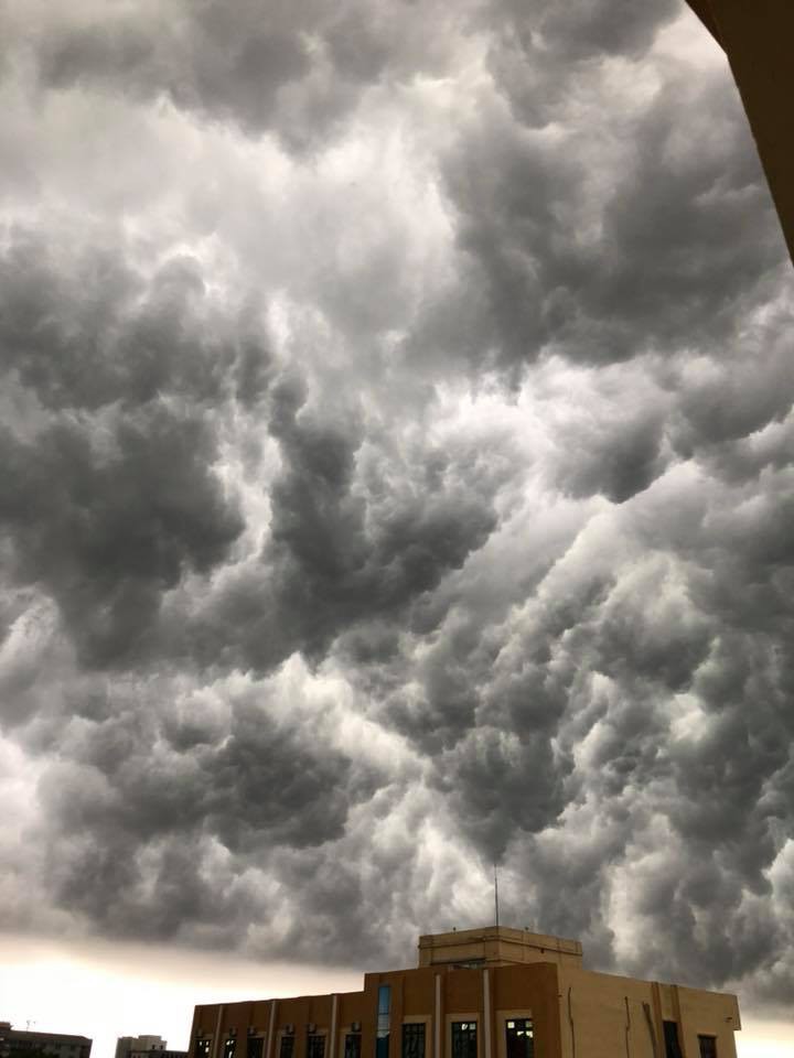 Hà Nội: Mây đen đang phủ kín bầu trời như trong phim viễn tưởng