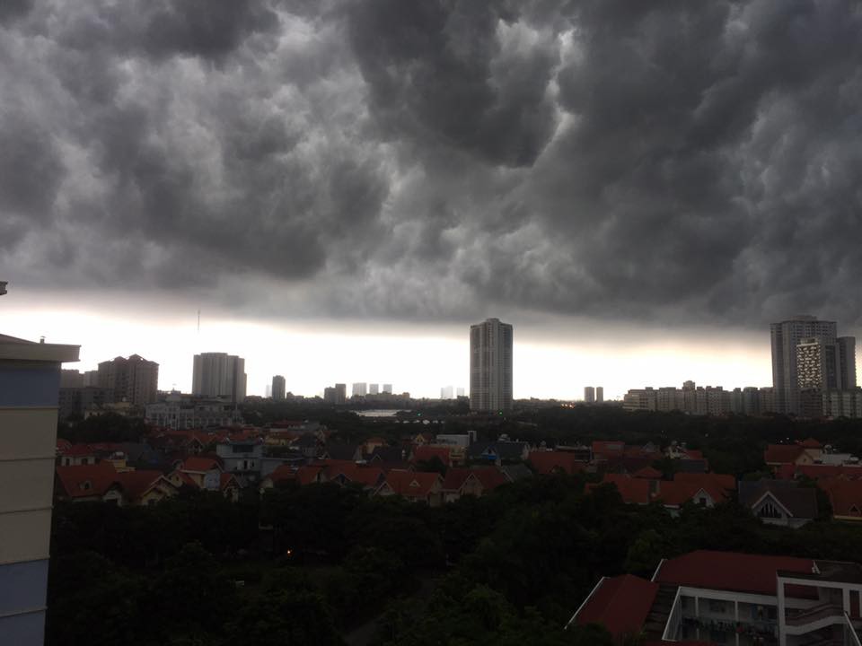 Hà Nội: Mây đen đang phủ kín bầu trời như trong phim viễn tưởng