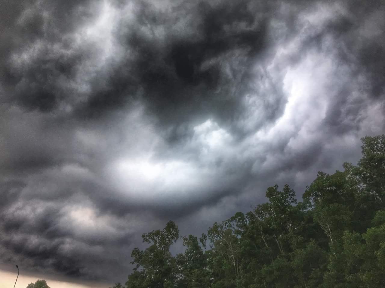 Hà Nội: Mây đen đang phủ kín bầu trời như trong phim viễn tưởng