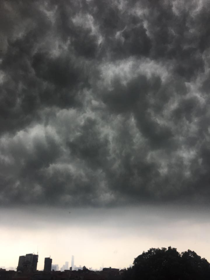 Hà Nội: Mây đen đang phủ kín bầu trời như trong phim viễn tưởng