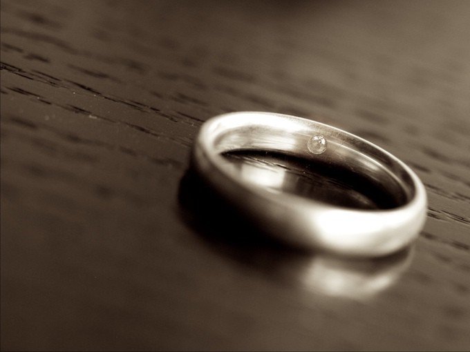 Phát hiện chiếc nhẫn lạ dưới gầm giường, tôi đau đớn nhớ lại những điều kì lạ trước đó của gã chồng ham của lạ