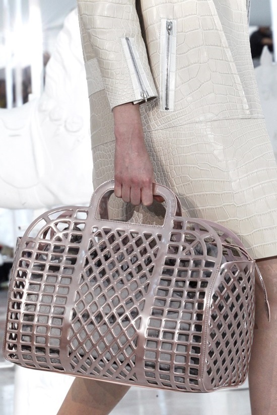 Những món đồ dân dã trở thành phụ kiện thời trang đắt đỏ