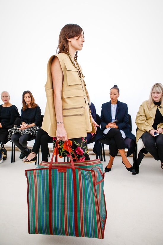 Những món đồ dân dã trở thành phụ kiện thời trang đắt đỏ