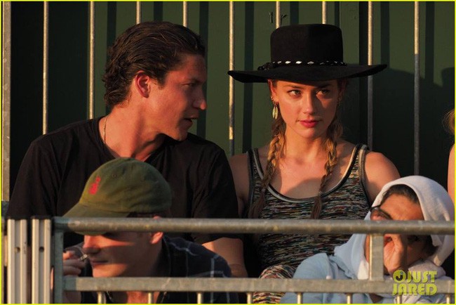 Cô vợ tiêu 500 triệu đồng/giờ của Johnny Depp hớ hênh vòng 1 Cô vợ tiêu 500 triệu đồng/giờ của Johnny Depp hớ hênh vòng 1