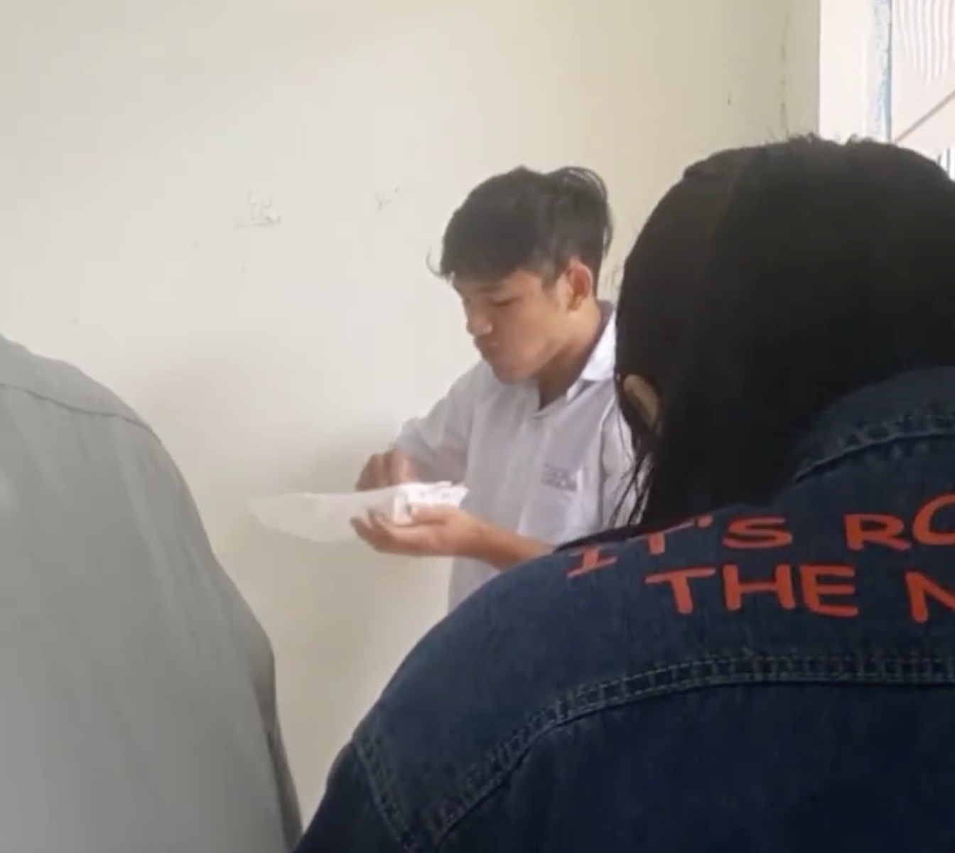 Nam sinh ăn vụng xôi trong lớp bị thầy bắt quả tang và đây là cách trừng trị siêu dễ thương