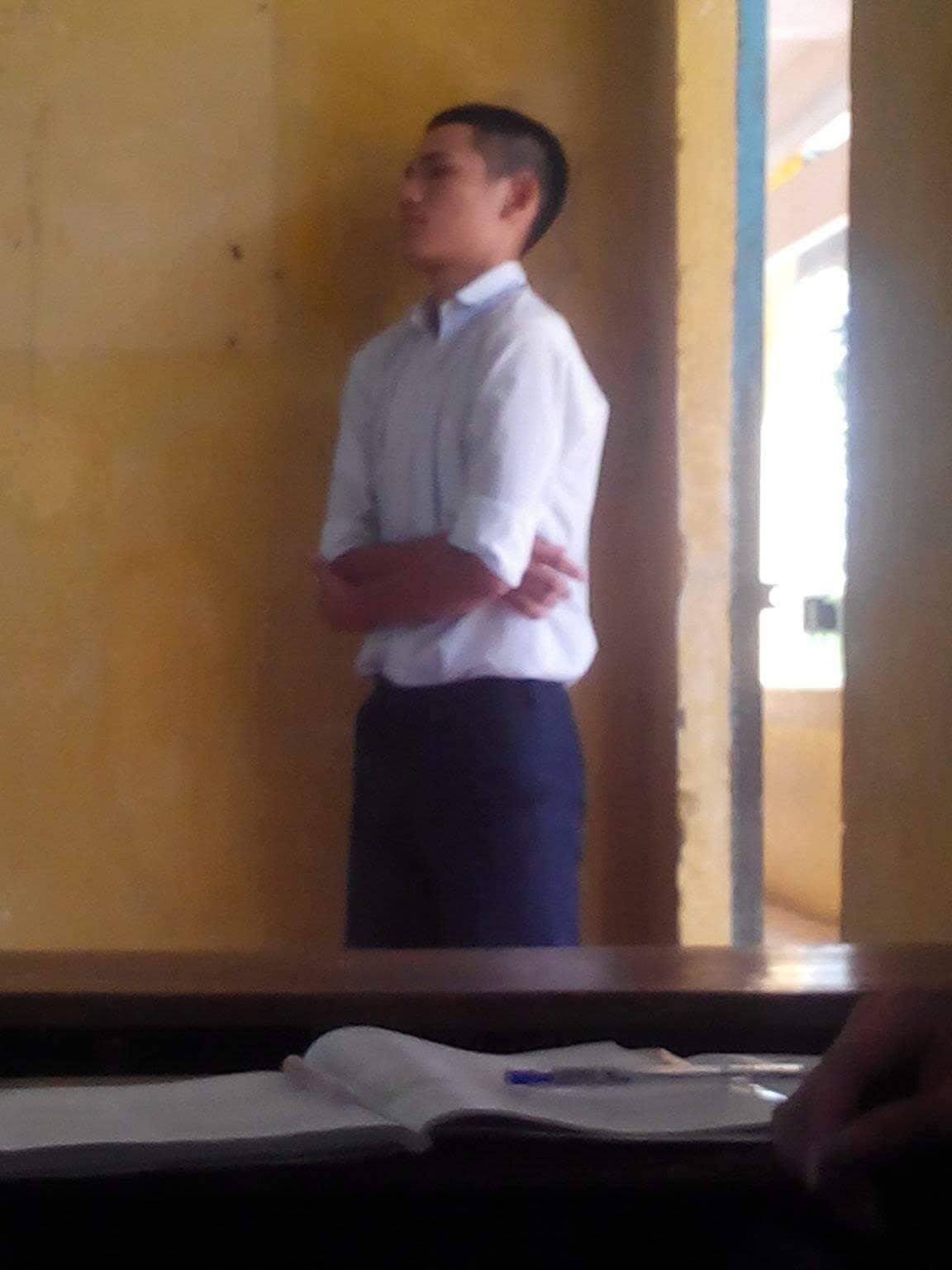 Nam sinh ăn vụng xôi trong lớp bị thầy bắt quả tang và đây là cách trừng trị siêu dễ thương