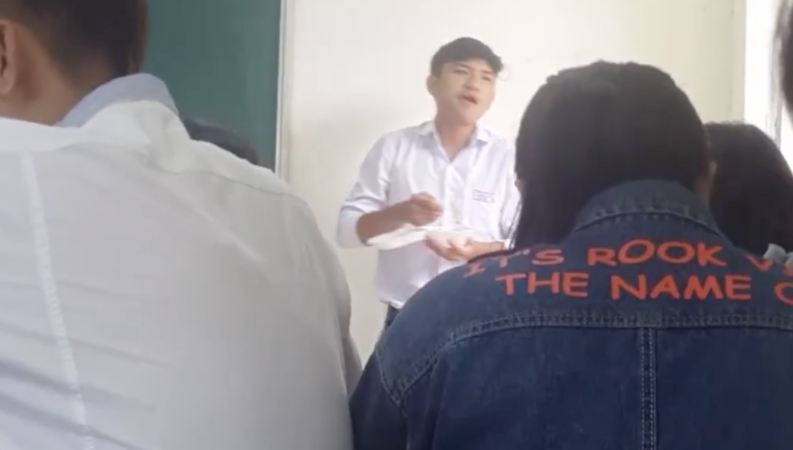 Nam sinh ăn vụng xôi trong lớp bị thầy bắt quả tang và đây là cách trừng trị siêu dễ thương