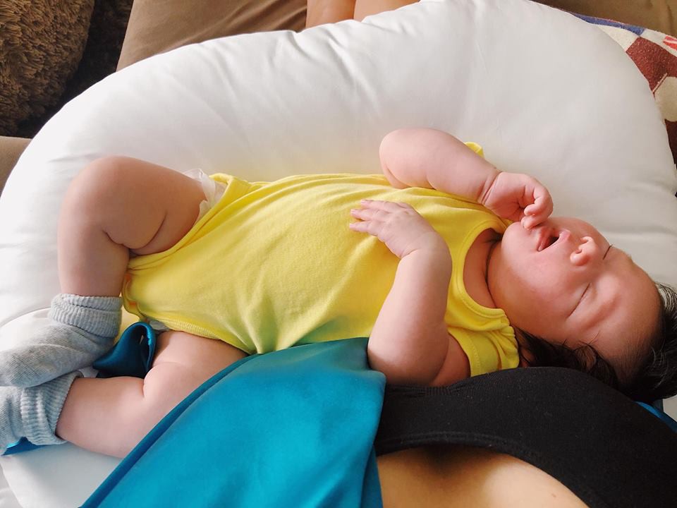 Đã lai Tây xinh đẹp, con gái siêu mẫu Hà Anh còn đáng yêu với biểu cảm như bà cụ non