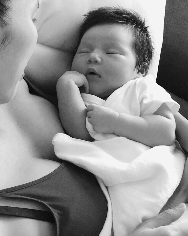 Đã lai Tây xinh đẹp, con gái siêu mẫu Hà Anh còn đáng yêu với biểu cảm như bà cụ non