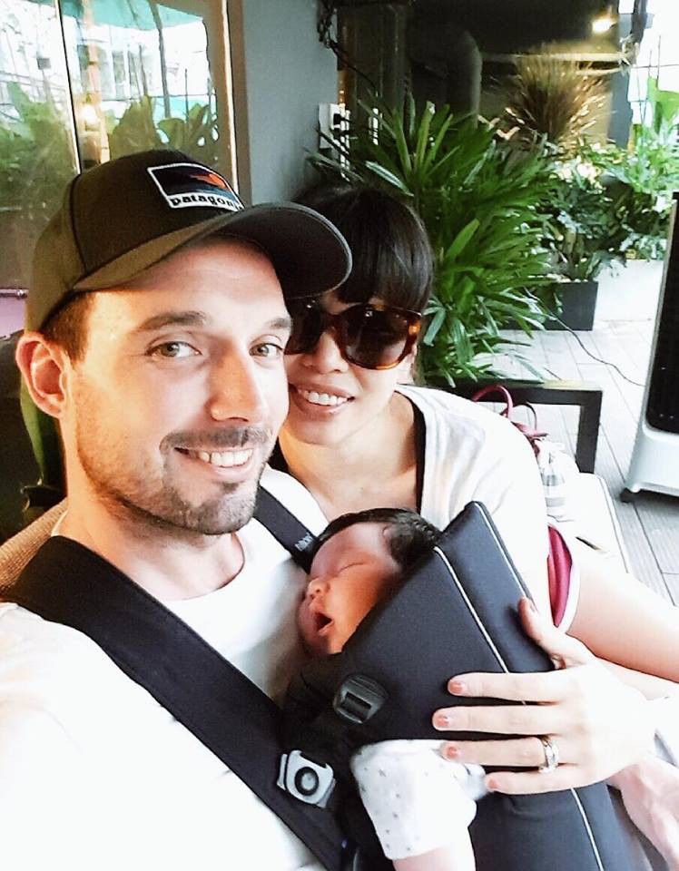 Đã lai Tây xinh đẹp, con gái siêu mẫu Hà Anh còn đáng yêu với biểu cảm như bà cụ non