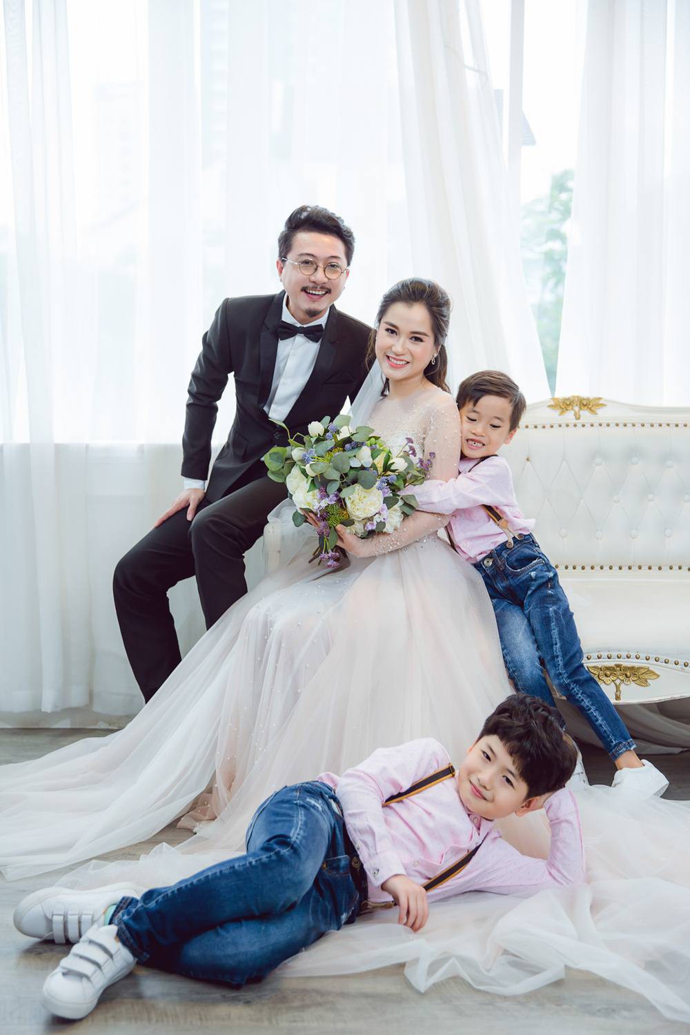 Vợ chồng Lâm Vỹ Dạ - Hứa Minh Đạt cưới lại từ đầu sau 8 năm chung sống hạnh phúc