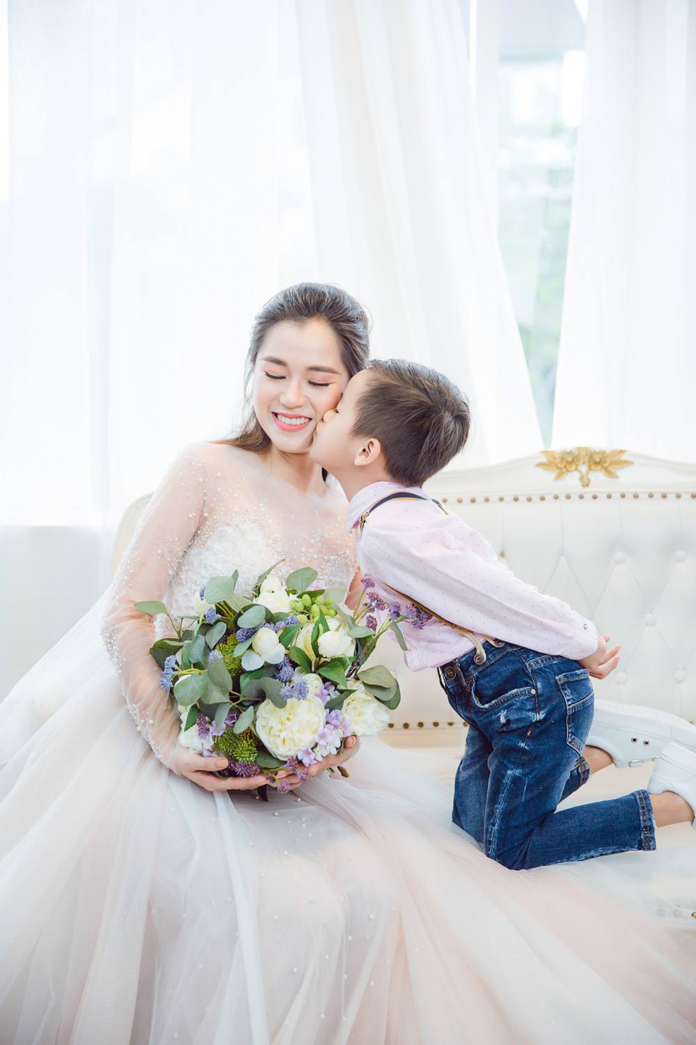 Vợ chồng Lâm Vỹ Dạ - Hứa Minh Đạt cưới lại từ đầu sau 8 năm chung sống hạnh phúc Vợ chồng Lâm Vỹ Dạ - Hứa Minh Đạt cưới lại từ đầu sau 8 năm chung sống hạnh phúc
