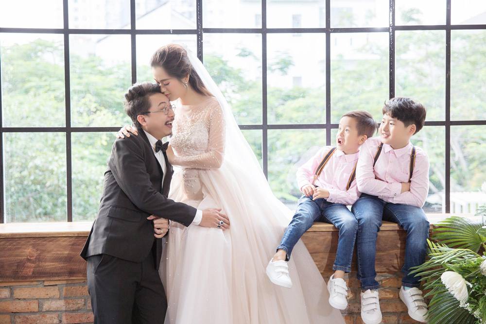 Vợ chồng Lâm Vỹ Dạ - Hứa Minh Đạt cưới lại từ đầu sau 8 năm chung sống hạnh phúc Vợ chồng Lâm Vỹ Dạ - Hứa Minh Đạt cưới lại từ đầu sau 8 năm chung sống hạnh phúc