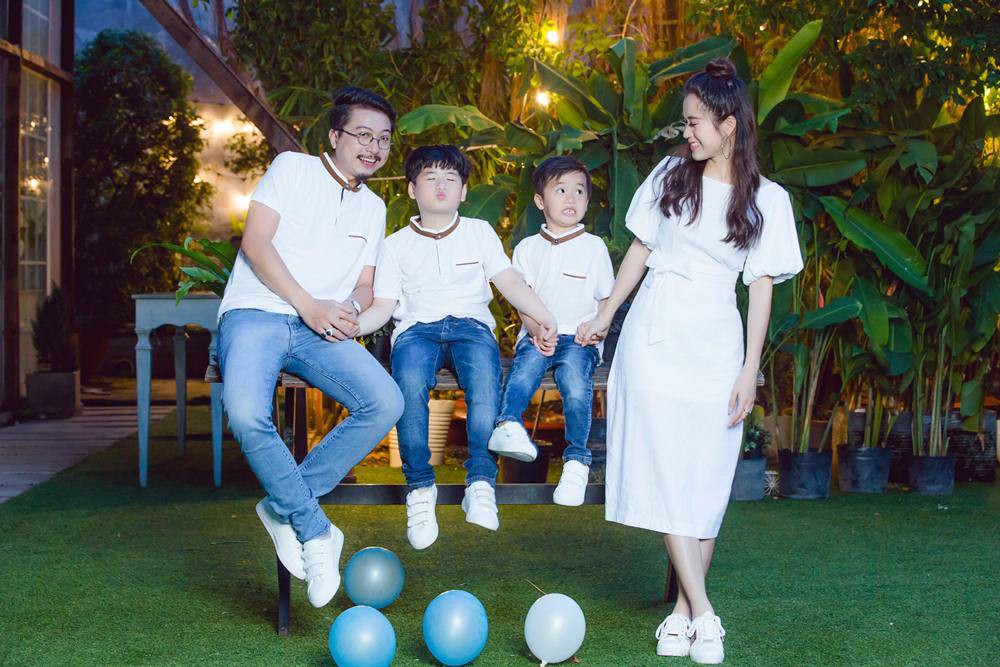 Vợ chồng Lâm Vỹ Dạ - Hứa Minh Đạt cưới lại từ đầu sau 8 năm chung sống hạnh phúc Vợ chồng Lâm Vỹ Dạ - Hứa Minh Đạt cưới lại từ đầu sau 8 năm chung sống hạnh phúc