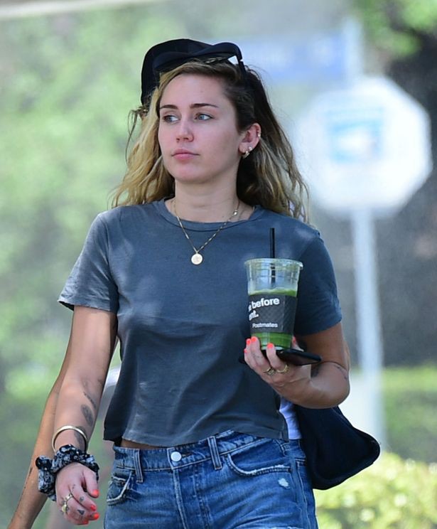 Miley Cyrus xuất hiện buồn rầu, tháo nhẫn đính hôn giữa tin đồn chia tay Liam Hemsworth