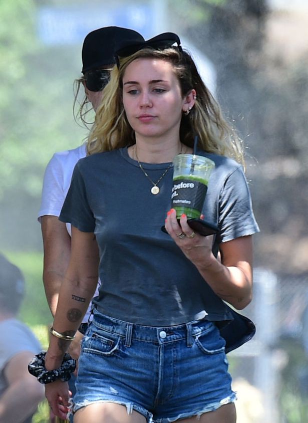 Miley Cyrus xuất hiện buồn rầu, tháo nhẫn đính hôn giữa tin đồn chia tay Liam Hemsworth