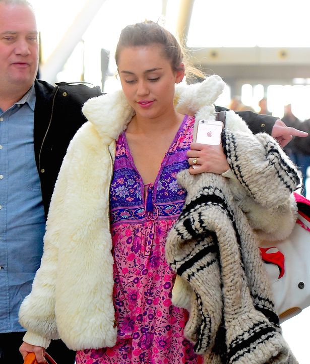 Miley Cyrus xuất hiện buồn rầu, tháo nhẫn đính hôn giữa tin đồn chia tay Liam Hemsworth