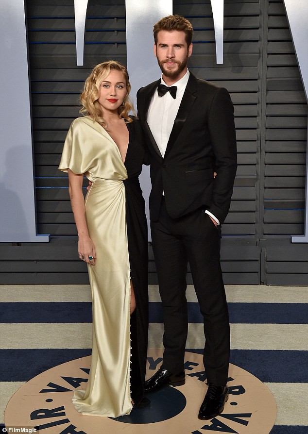 Miley Cyrus xuất hiện buồn rầu, tháo nhẫn đính hôn giữa tin đồn chia tay Liam Hemsworth