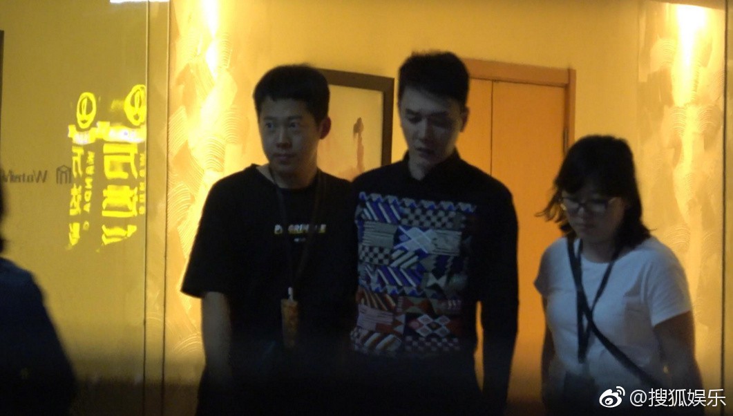 Triệu Lệ Dĩnh đã mang thai 3 tháng, tiếp tục bị bắt gặp qua đêm tại nhà Phùng Thiệu Phong?