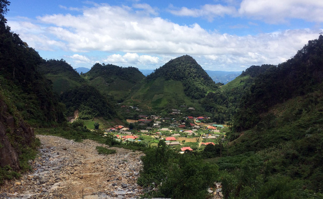 Bộ đội giúp dân trồng cây bơ giữa sào huyệt ma túy ở Lóng Luông