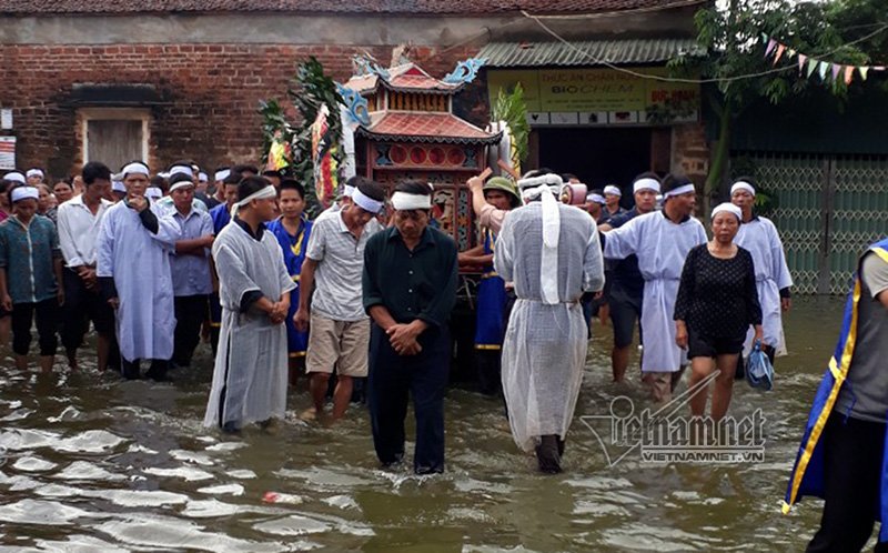 Video: Đẩy xe tang giữa mênh mang lũ đưa người thân về cõi vĩnh hằng
