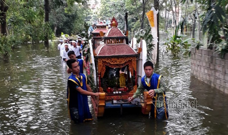 Video: Đẩy xe tang giữa mênh mang lũ đưa người thân về cõi vĩnh hằng