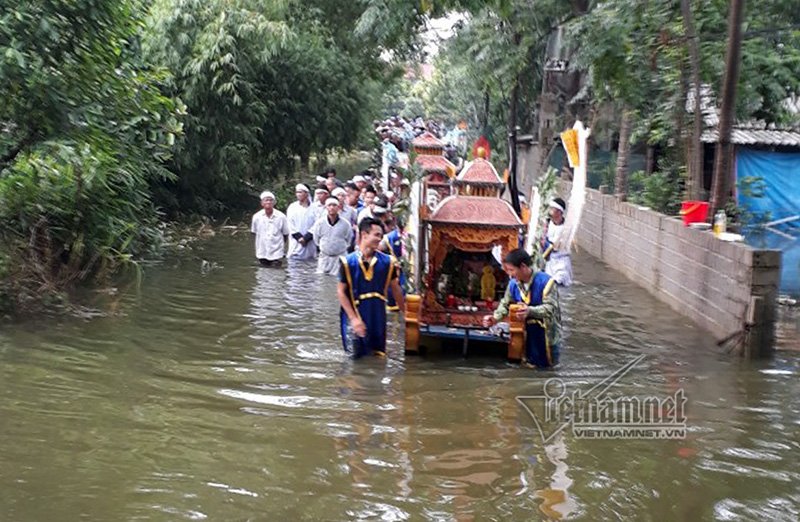 Video: Đẩy xe tang giữa mênh mang lũ đưa người thân về cõi vĩnh hằng
