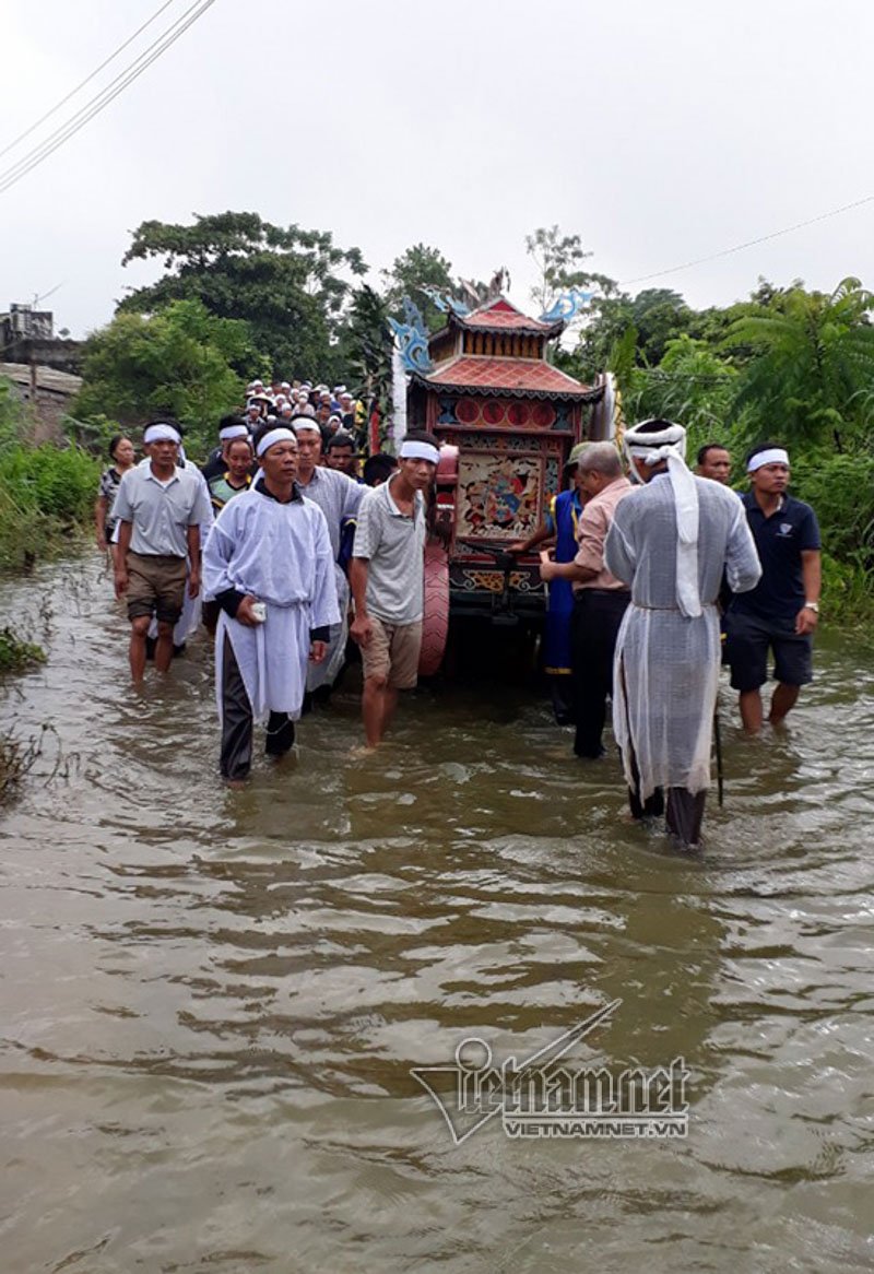 Video: Đẩy xe tang giữa mênh mang lũ đưa người thân về cõi vĩnh hằng