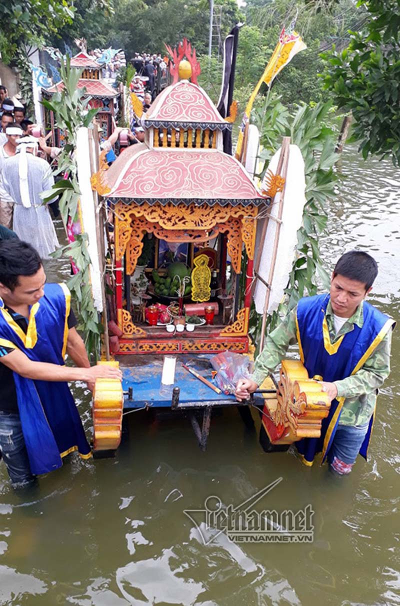 Video: Đẩy xe tang giữa mênh mang lũ đưa người thân về cõi vĩnh hằng
