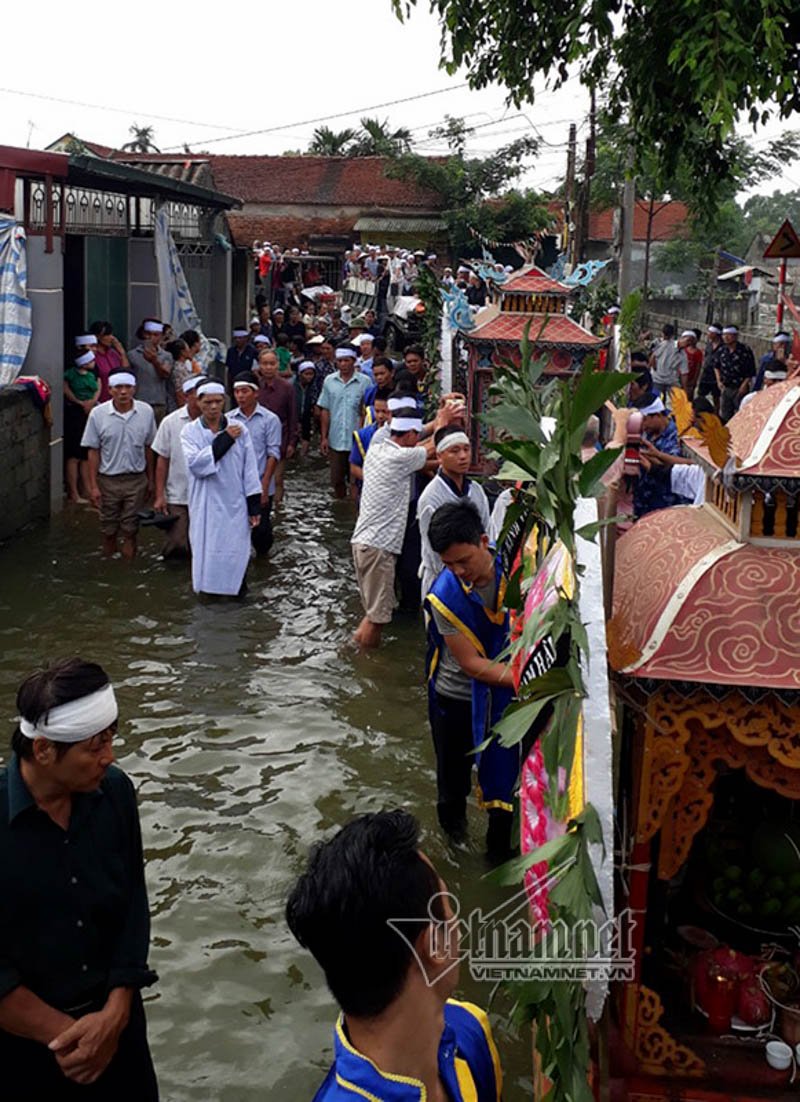 Video: Đẩy xe tang giữa mênh mang lũ đưa người thân về cõi vĩnh hằng