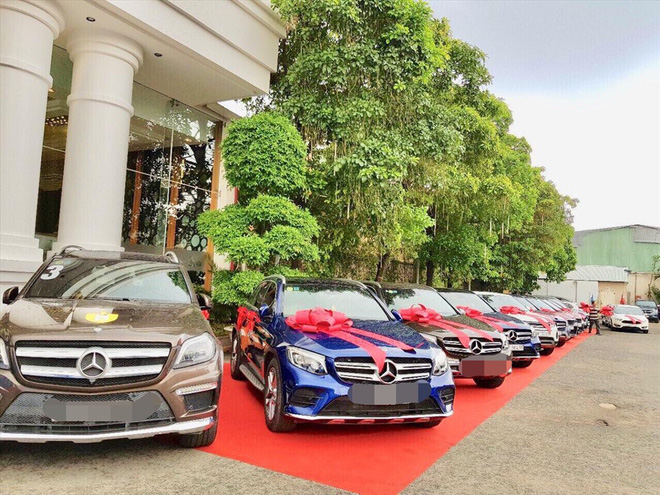 Hé lộ ảnh tiệc tùng xa xỉ với dàn siêu xe sang chảnh của ông chủ lừa đảo Sky Mining