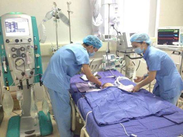 Thấy con sốt cao, khó thở, vào viện đã viêm cơ tim cấp nguy kịch