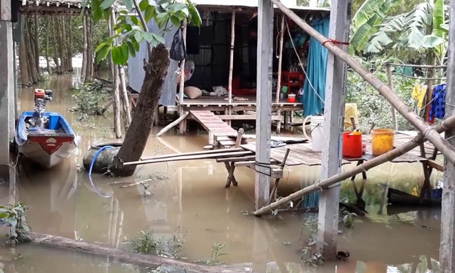 Vỡ đập thủy điện ở Lào khiến lũ về sớm, dân miền Tây vừa mừng vừa lo