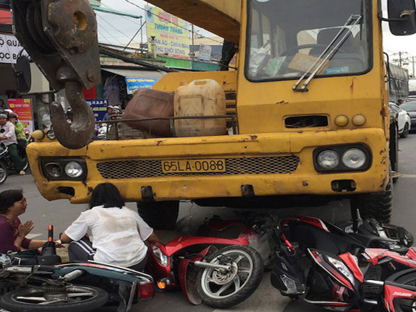 Xe cẩu tông 3 xe máy dừng đèn đỏ, 1 bé trai tử vong
