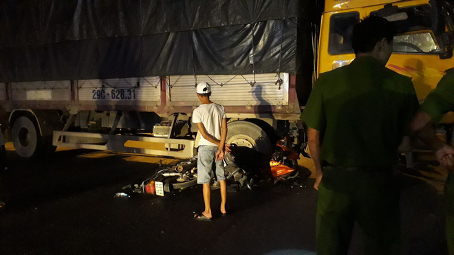 Xe máy lao vào xe tải, 3 thanh niên thương vong
