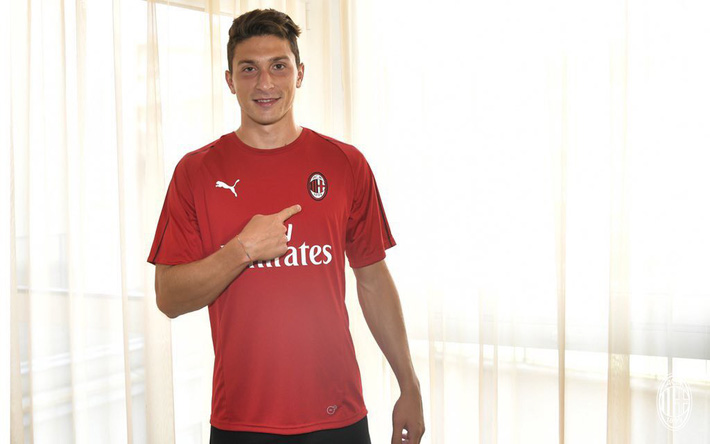 Chính thức: Juventus và AC Milan hoàn thành vụ trao đổi ấn tượng nhất hè 2018