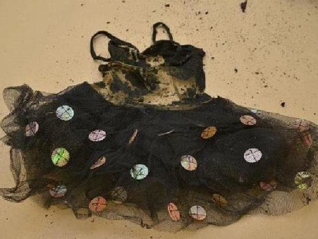 Chiếc vali cũ nát và bộ váy đen tả tơi của bé gái 2 tuổi tố cáo tội ác tày trời tưởng chừng bị chôn vùi mãi mãi