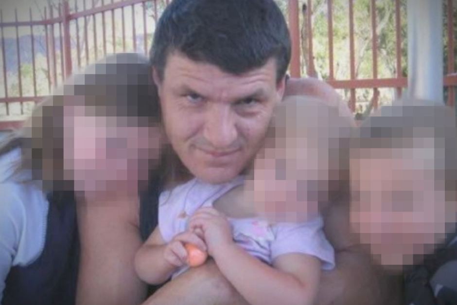 Chiếc vali cũ nát và bộ váy đen tả tơi của bé gái 2 tuổi tố cáo tội ác tày trời tưởng chừng bị chôn vùi mãi mãi